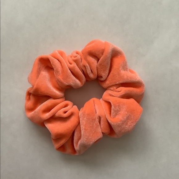 Soft velvet scrunchies - Picture 3 of 16
